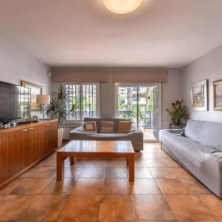 Cozy House In Center Salou